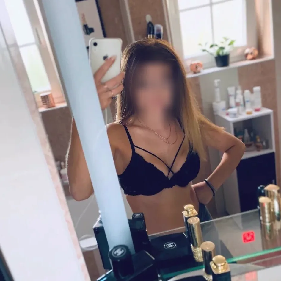 Elli, 23